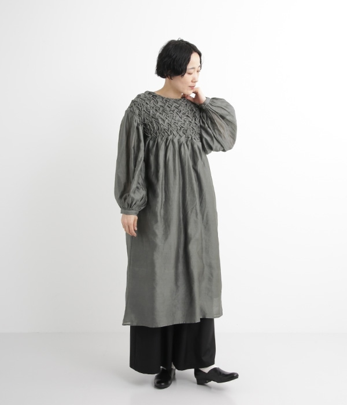 別注｜ラティススモッキングワンピース(グレー-ONESIZE-【コラボ】)