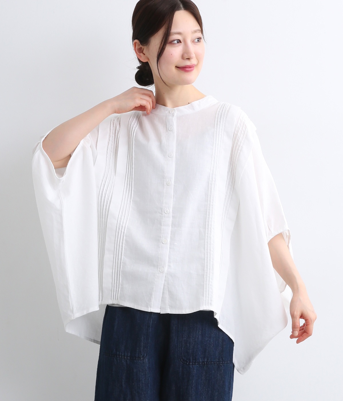 リネンバンドカラー前開縦ピンタック加工本貝釦ブラウス(ホワイト-ONESIZE)