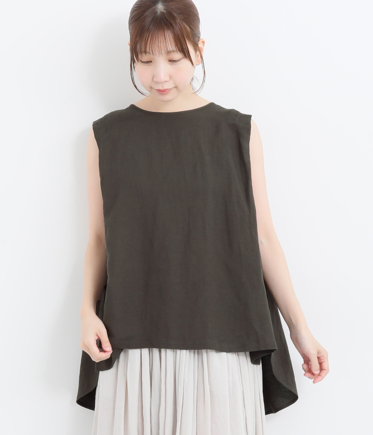 リネンレーヨン強撚平織り タックノースリーブブラウス(チャコール-ONESIZE)