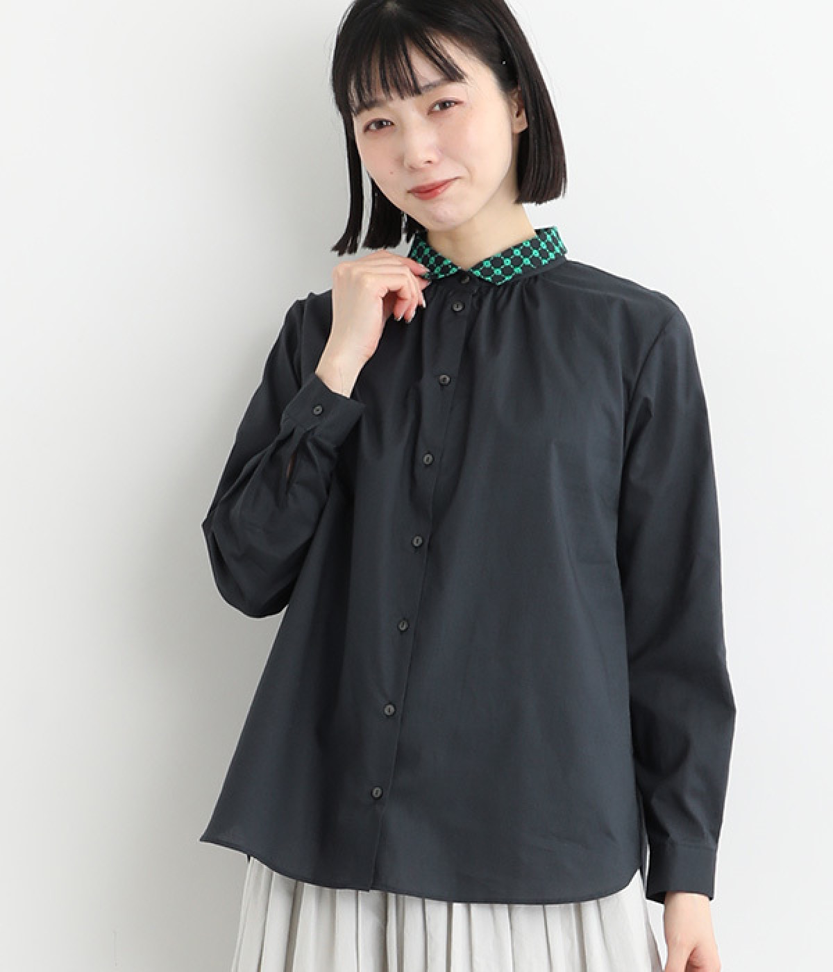 コットンローン小花柄刺繍ベーシック角襟ブラウス(ネイビー-ONESIZE)