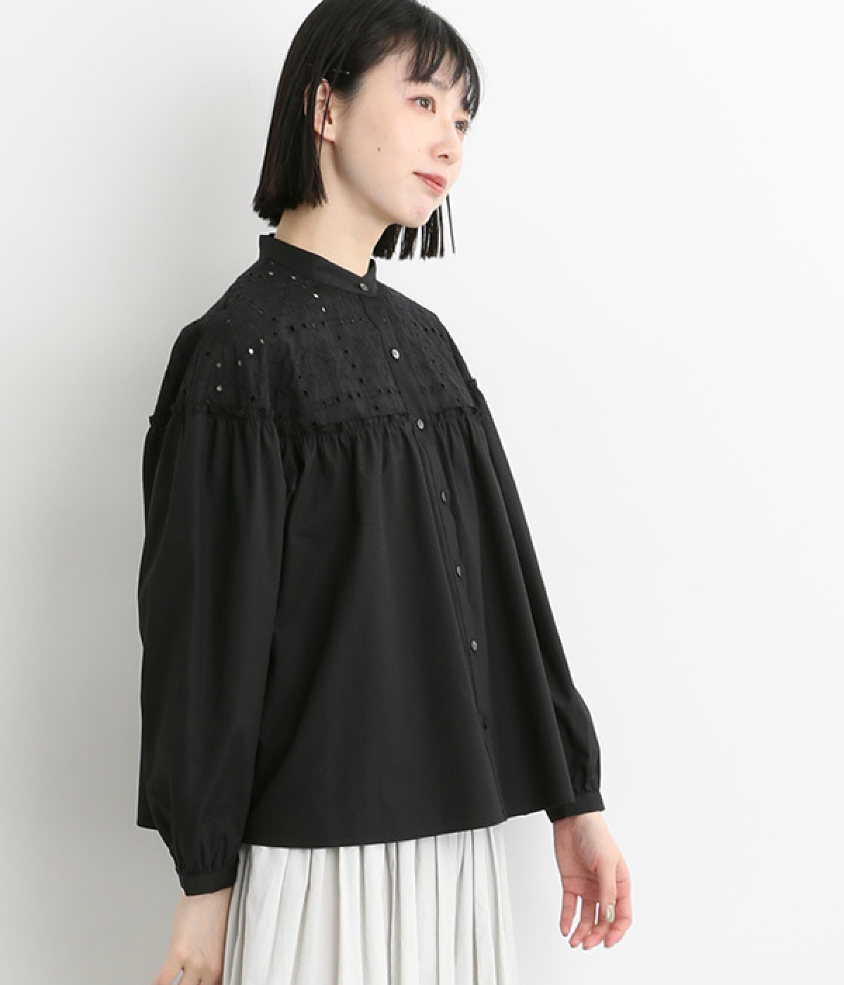 コットンブロード刺繍スタンドカラーヨーク切り替えギャザーブラウス(ブラック-ONESIZE)