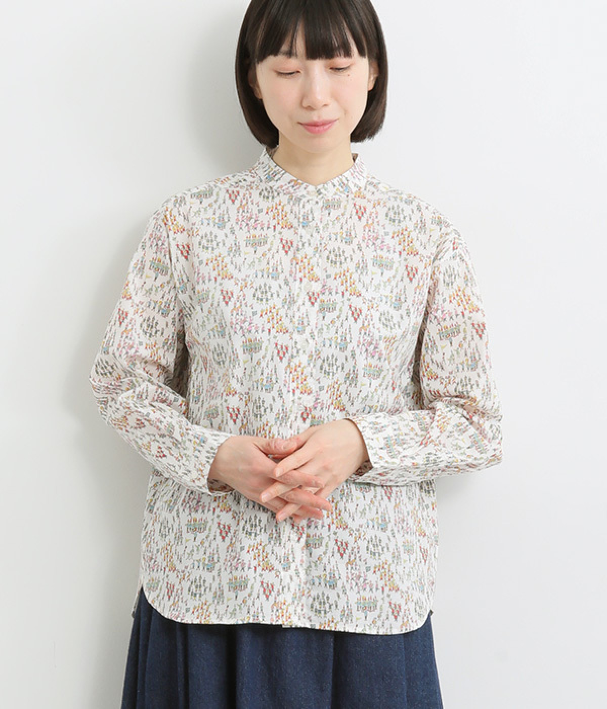 コットンローンパレード柄バンドカラードロップショルダーシャツ(オフホワイト-ONESIZE)