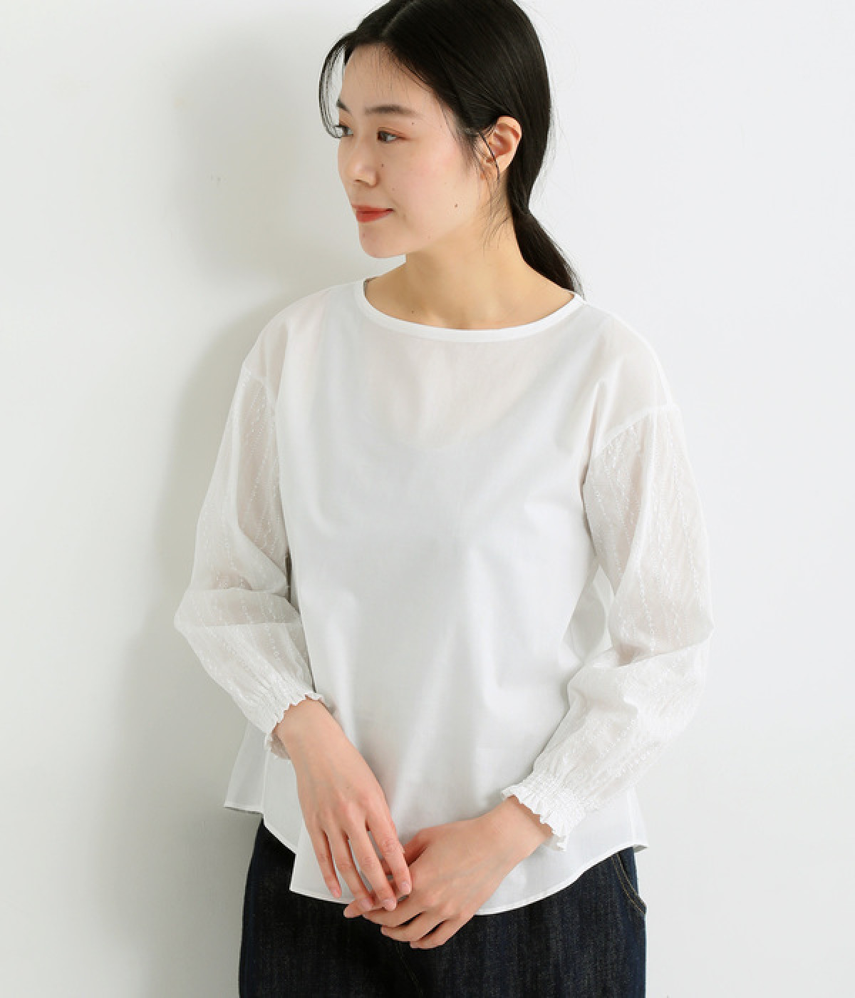 コットンローンフラワーストライプ刺繍ボトルネックシャーリング袖ブラウス(オフホワイト-ONESIZE)