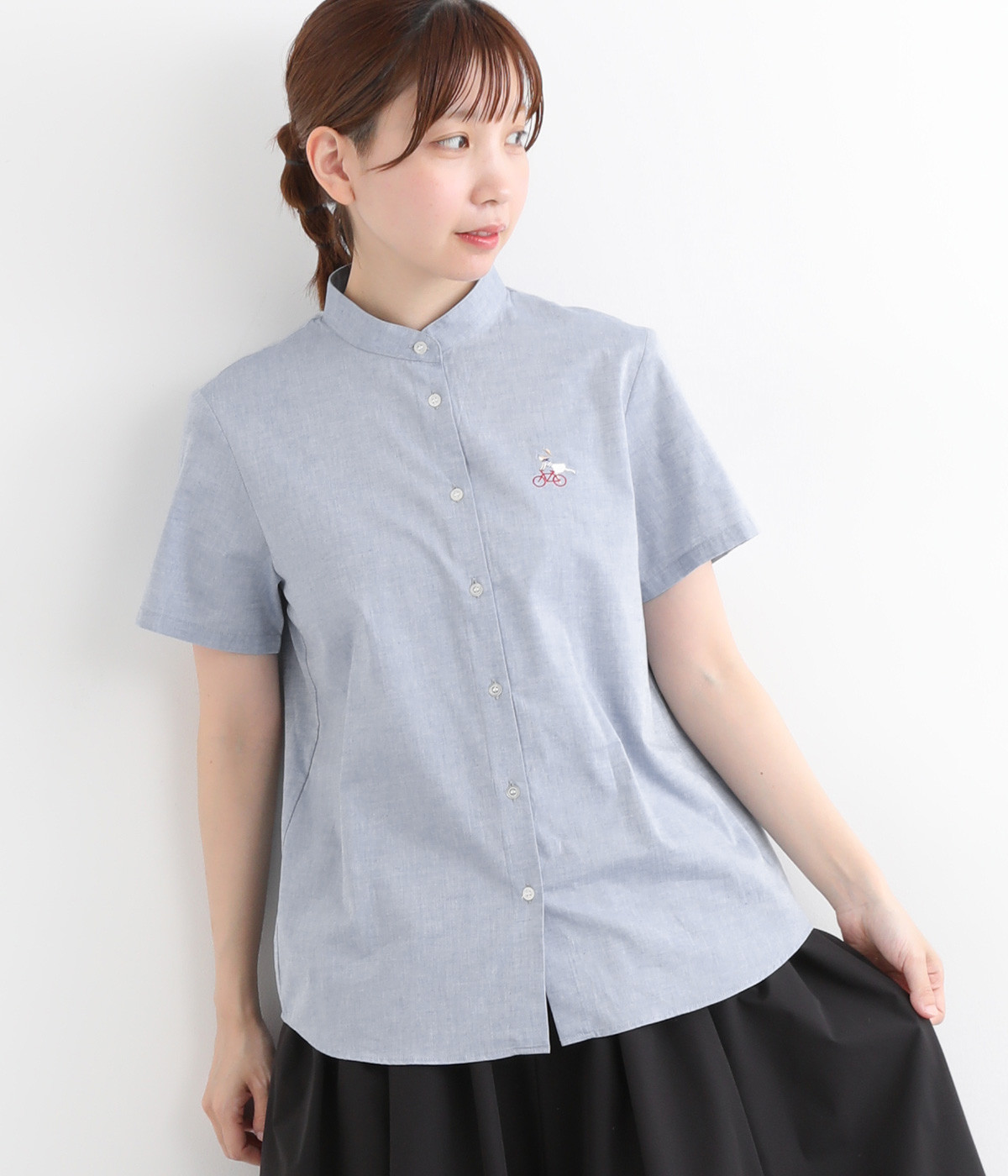 コットンシャンブレー自転車の女の子刺繍スタンドカラーレギュラーシャツ(ブルー-ONESIZE)
